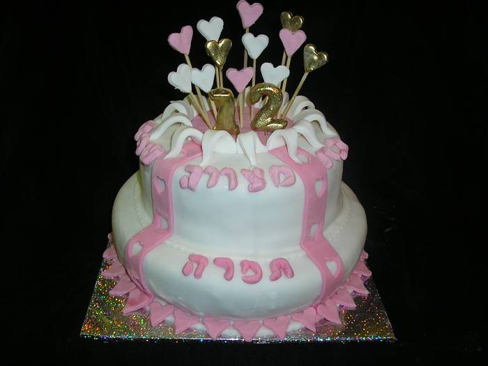 עוגת בת מצווה מספר 12 יוצא מהעוגה